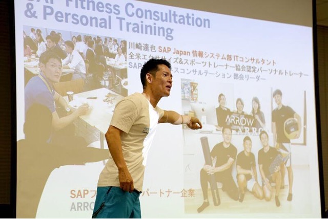 男, テキスト, 持つ, フロント が含まれている画像 自動的に生成された説明