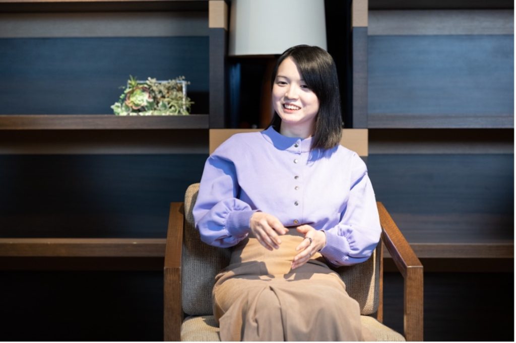 椅子に座っている女性 自動的に生成された説明